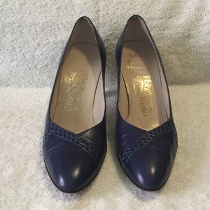 Salvatore Ferragamo Leather Pumps in Dark Blue Leather (7.5 B)